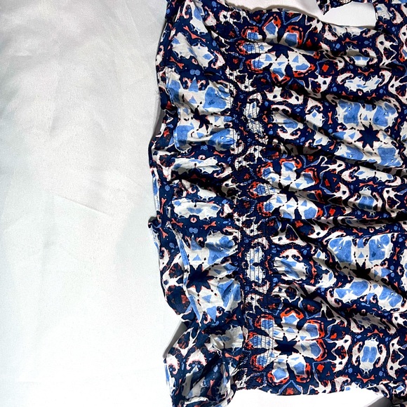 Jones New York Signature Woman blue print top. Elastic neck and waist. Size3X - Picture 4 of 6